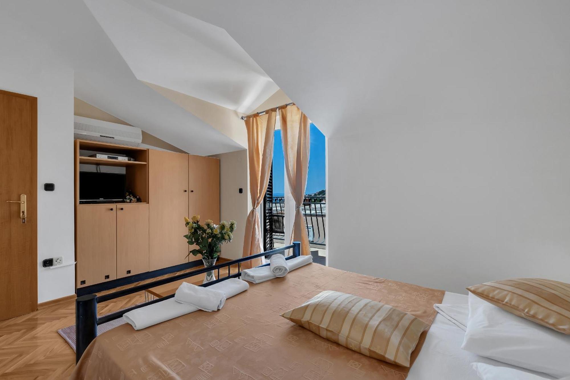 Apartments And Rooms With Parking Space Duce, Omis - 10303 Room photo